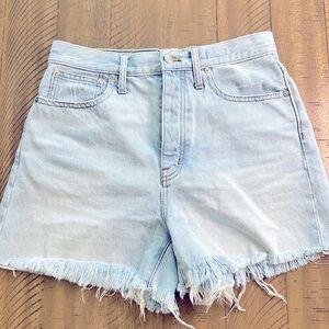 Madewell The Mom Jean Short in light wash size 27